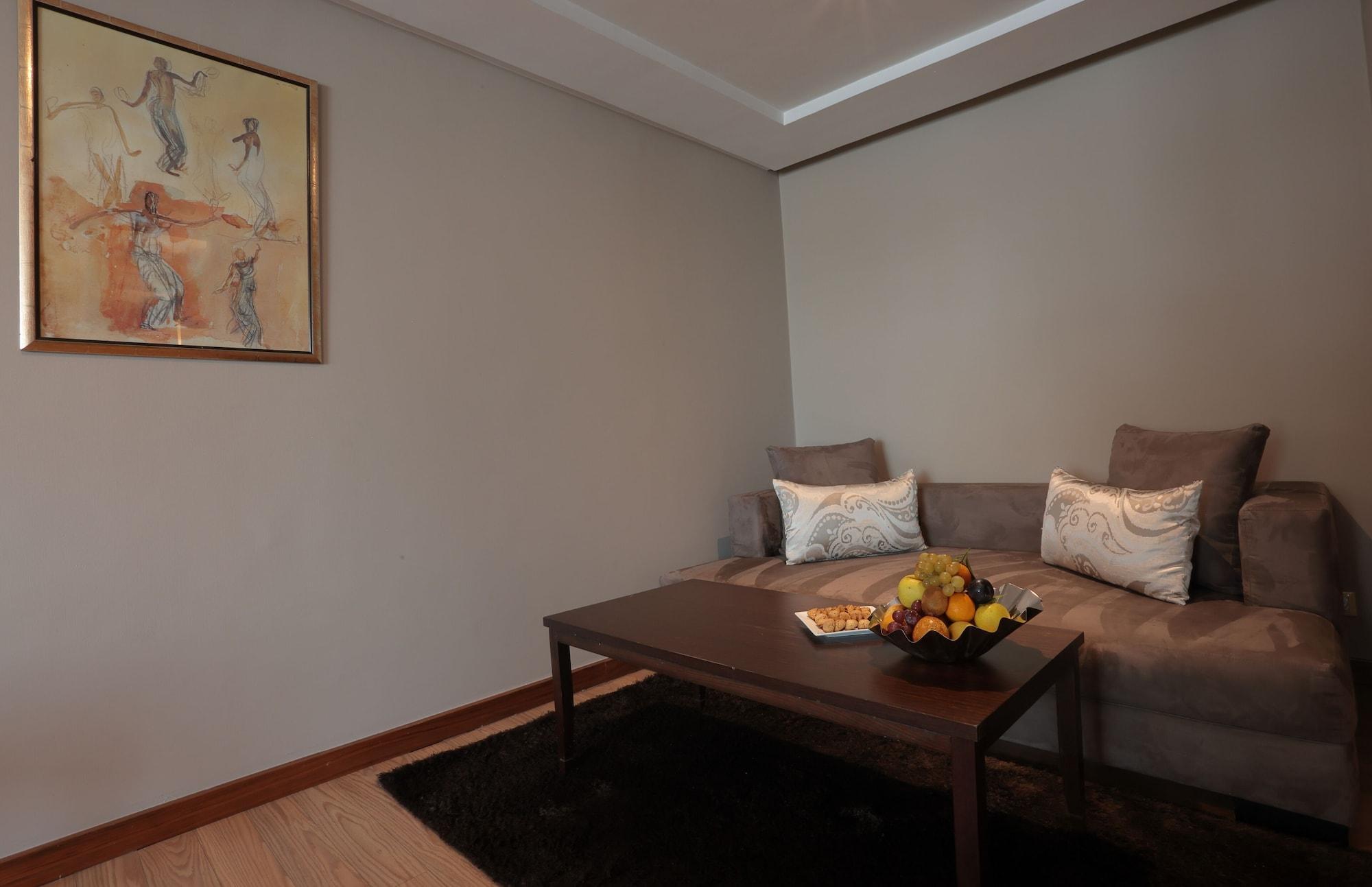 Le Palace D'Anfa Casablanca Exterior foto A living room in a suite at the hotel