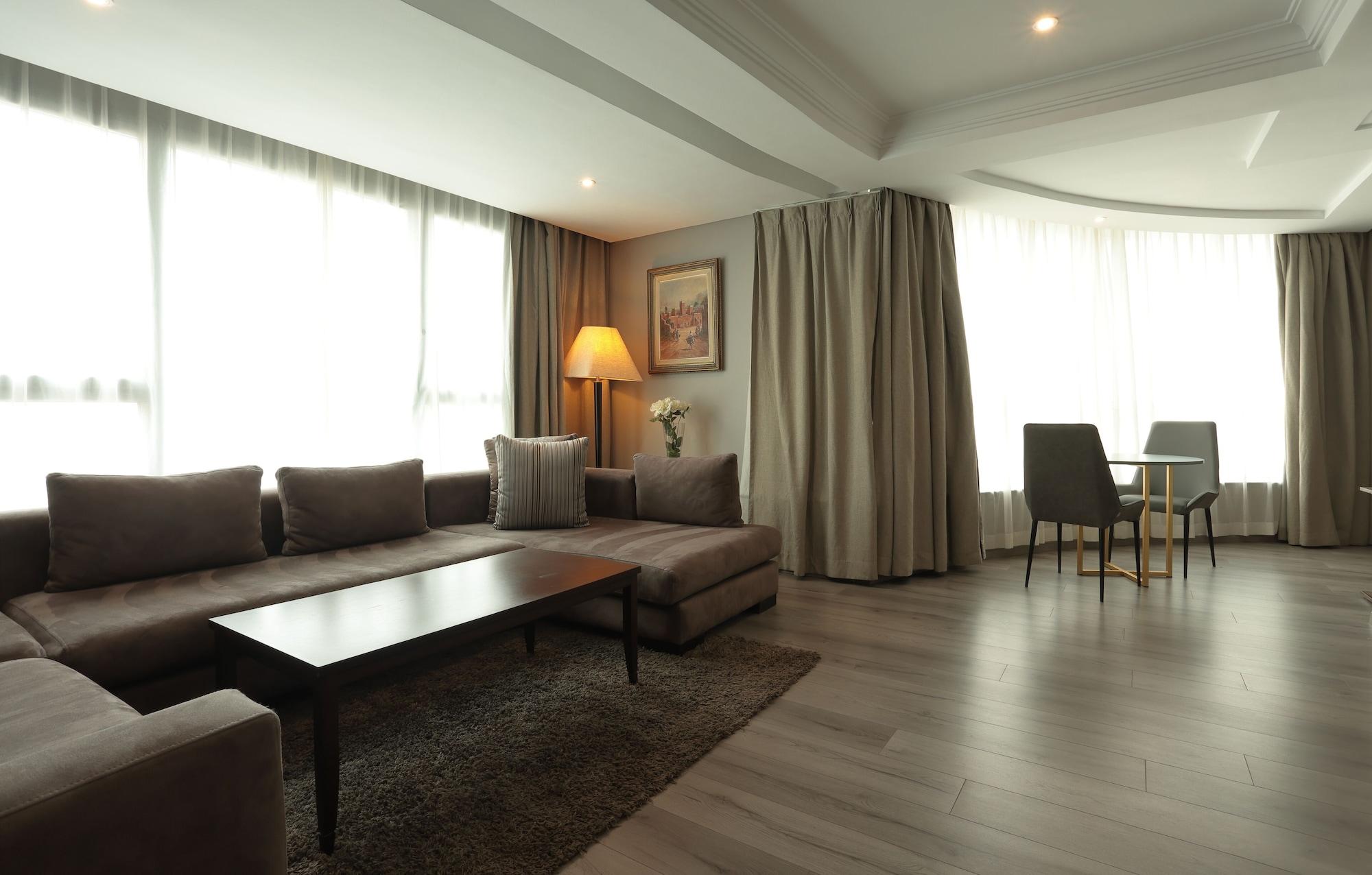 Le Palace D'Anfa Casablanca Exterior foto A living room in a suite at the hotel