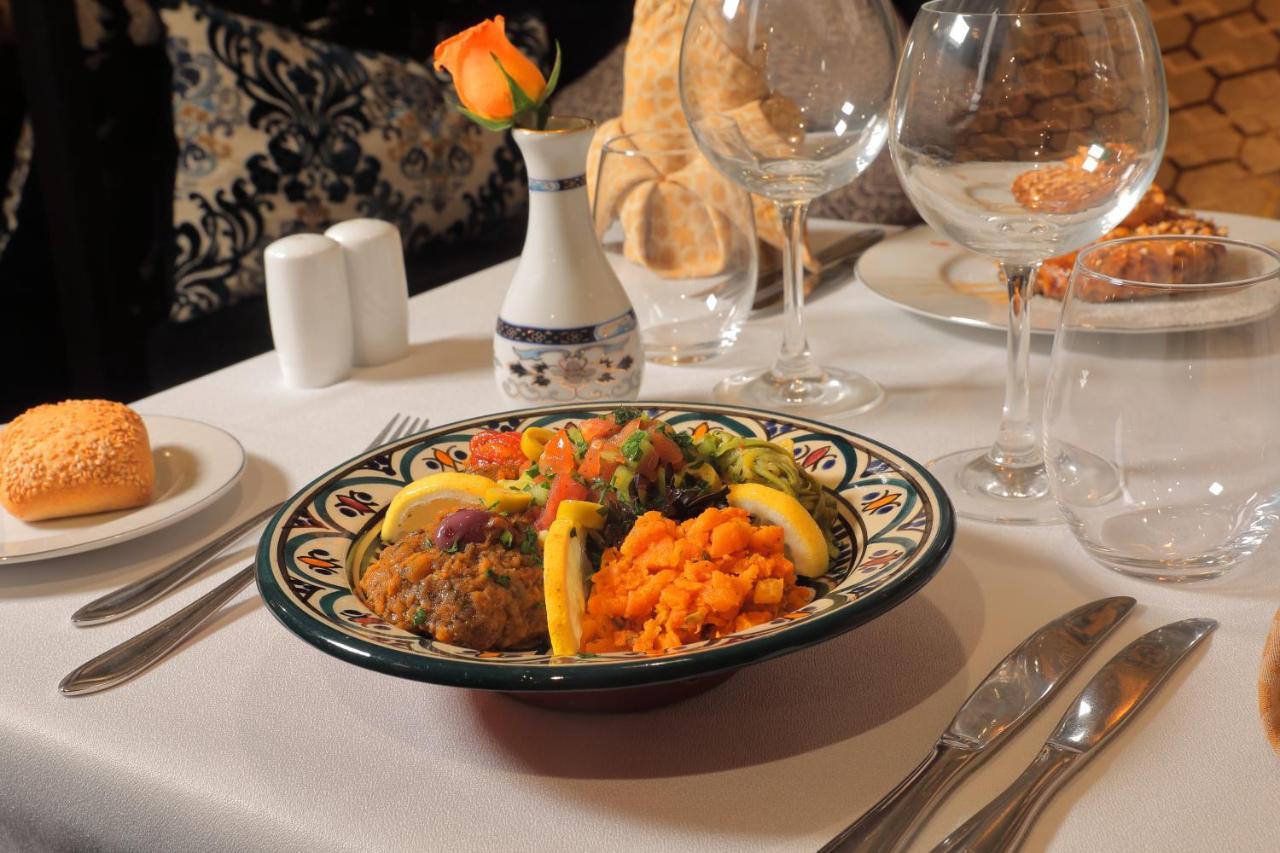 Le Palace D'Anfa Casablanca Exterior foto A Moroccan dish