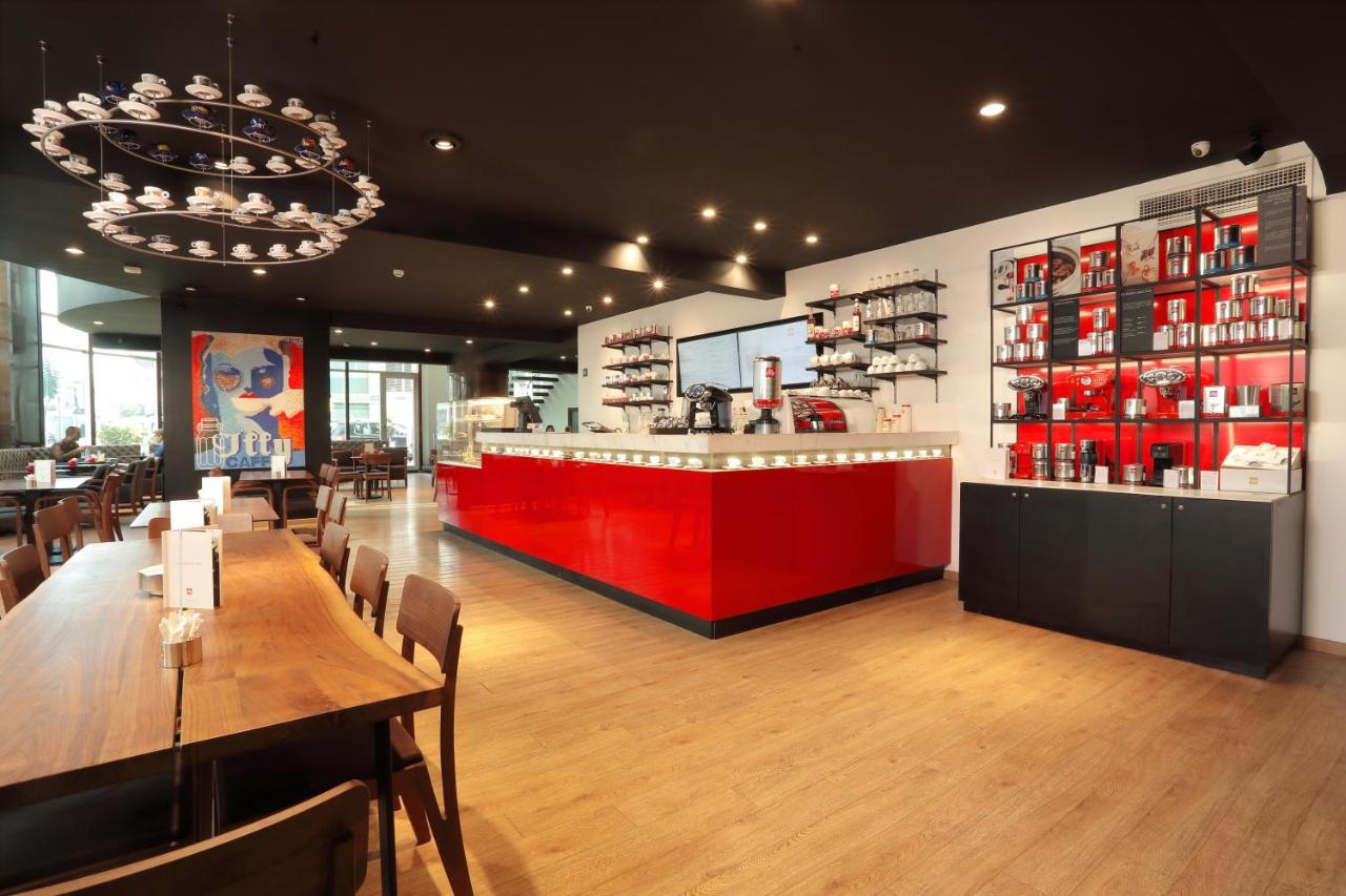 Le Palace D'Anfa Casablanca Exterior foto The interior of a typical Starbucks Reserve store