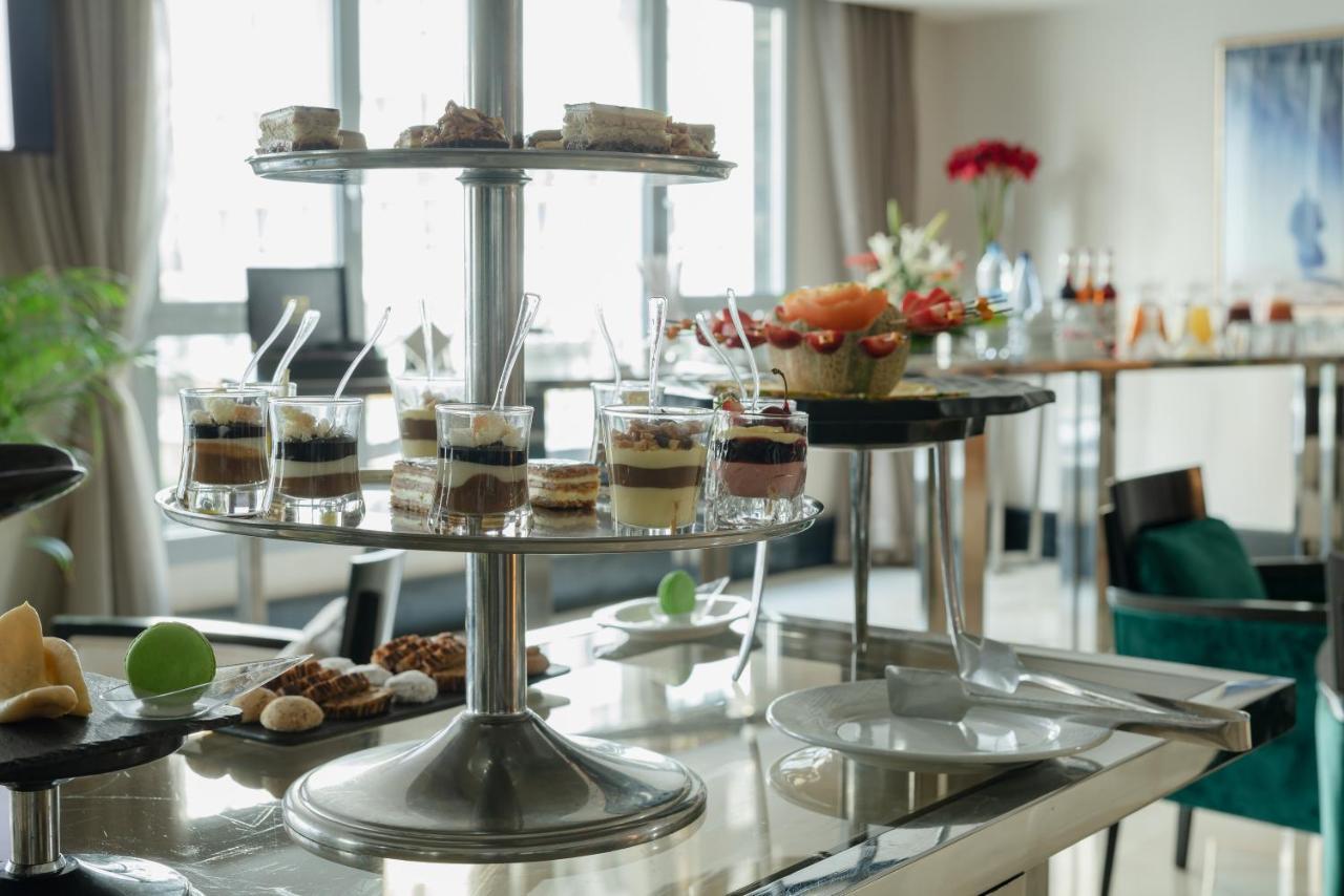 Le Palace D'Anfa Casablanca Exterior foto A tiered stand with desserts